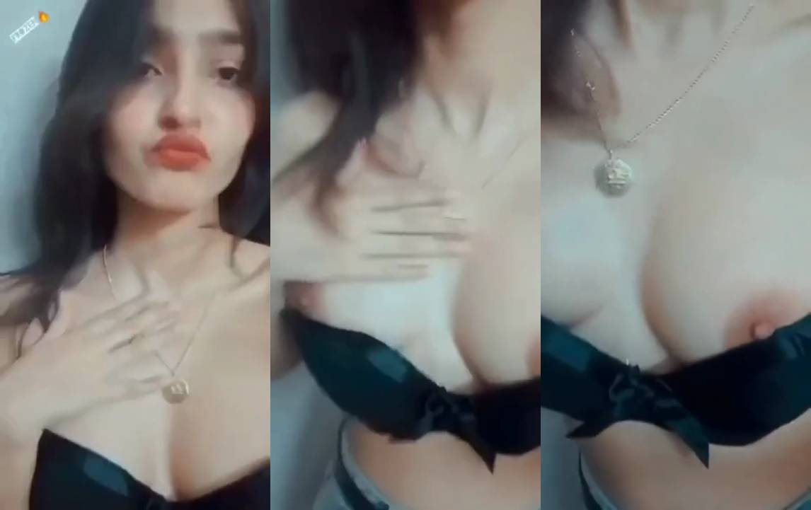 Pakistani Tik Toker Girl Nude Boobs showing on camera