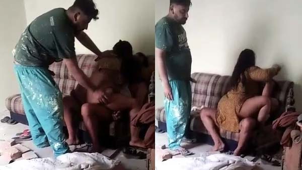 Apni patni ko apne dost ke sath share kiya aur three some kiya sofa par