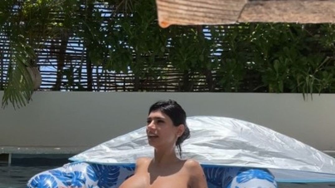 Popular Pornstar Mia Khalifa Topless Beach Show Big Boobs