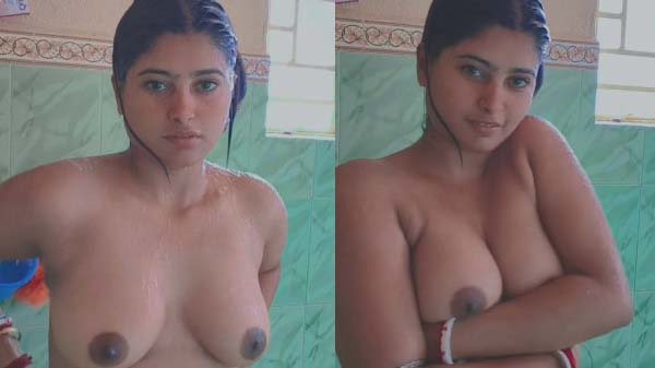 Sexy bhabhi bathroom me nahate huye boobs daba rahi hai xxx mms