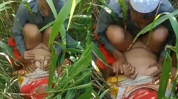 Muslim chacha randi ke sath khet me sex karte huye pakda gaya
